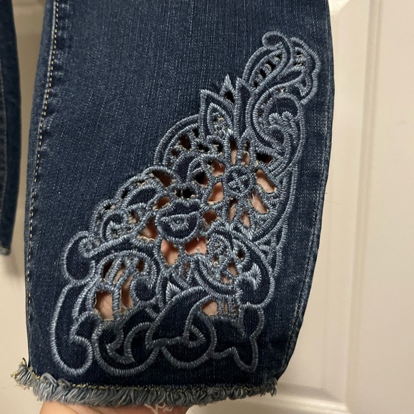 TORRID π Crop Skinny Jeansπ With Embroider Lace CutOut Style π NWTπ - Picture 6 of 7